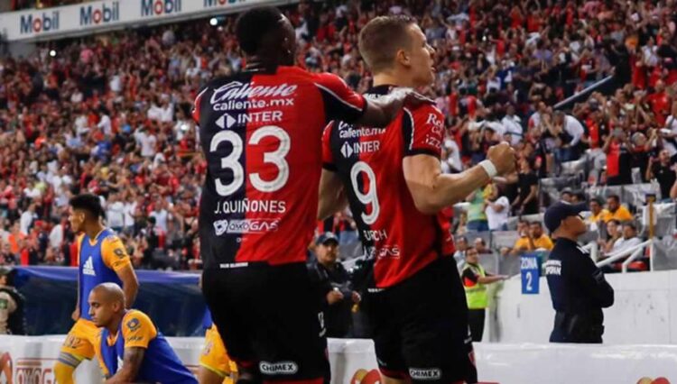 Atlas golea 3-0 a Tigres y pone un pie en la final