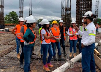 Ricardo Monreal llama a ingenieros a sumarse a la transformación pacífica del país