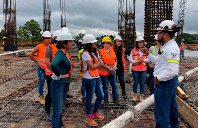 Ricardo Monreal llama a ingenieros a sumarse a la transformación pacífica del país