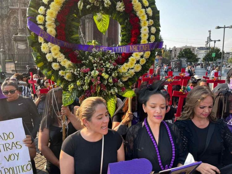 Feministas llevan cruces y coronas a Palacio Nacional; piden Alerta de Género en todo el país