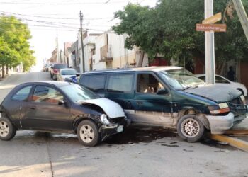 Aparatoso choque en cruce de calles Catorce y Ocampo en Victoria