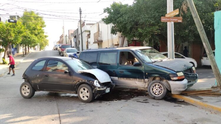Aparatoso choque en cruce de calles Catorce y Ocampo en Victoria