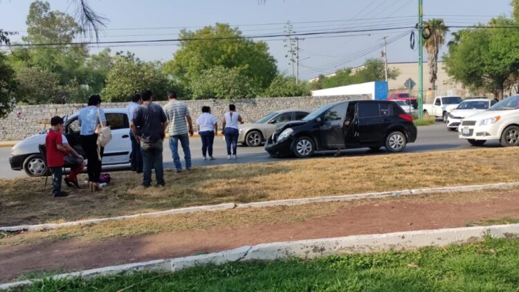 Ocasiona choque por ir de cafre a llevar a sus hijos a escuela