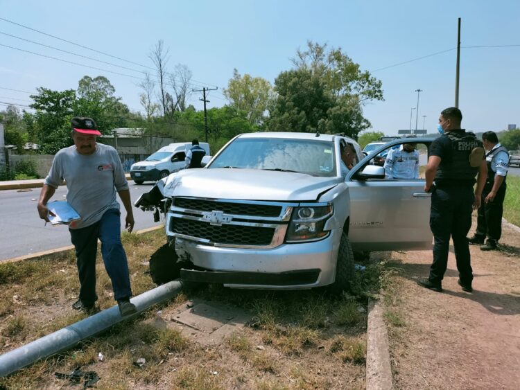 Ebrio choca y “charolea” ser chofer de la coordinadora de Morena