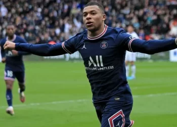 Mbappé celebra su renovación con el PSG con triplete
