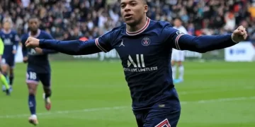 Mbappé celebra su renovación con el PSG con triplete