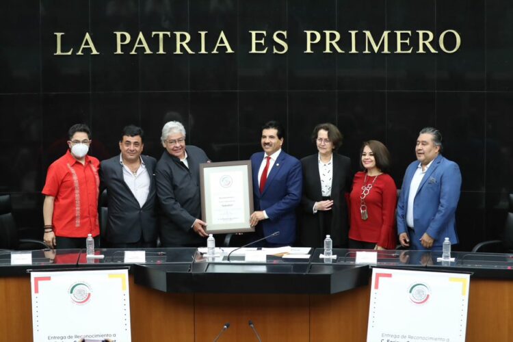 Entregan en el Senado reconocimiento al escultor Enrique Carbajal, “Sebastián”