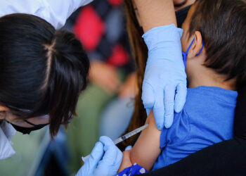 Vacuna de Pfizer contra Covid-19 es efectiva en 3 dosis para menores de 5 años