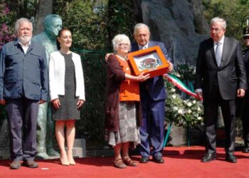 Rinde López Obrador homenaje a Arnoldo Martínez Verdugo