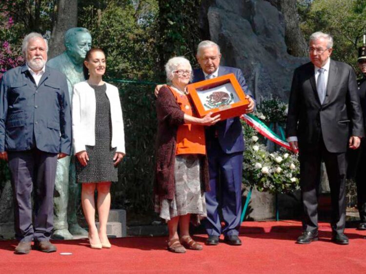 Rinde López Obrador homenaje a Arnoldo Martínez Verdugo