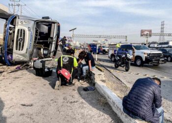 Vuelca autobús con 40 pasajeros en la autopista México-Querétaro
