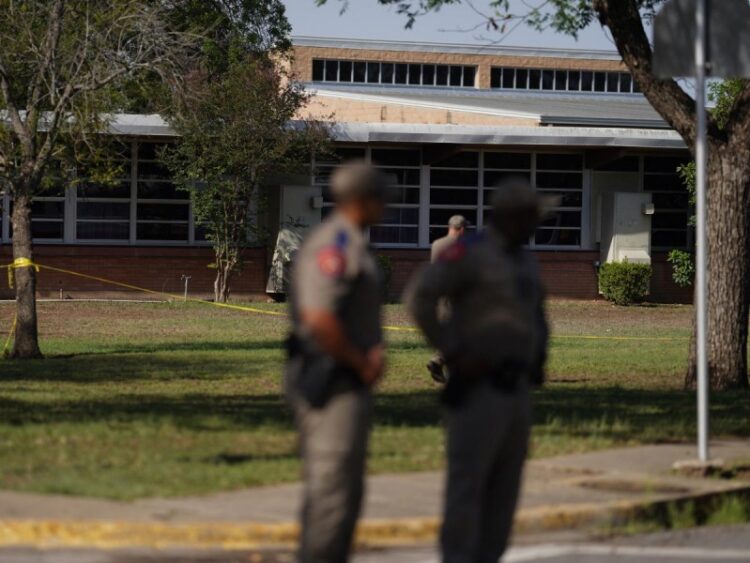 Tirador de Texas avisó por facebook de masacre minutos antes de abrir fuego