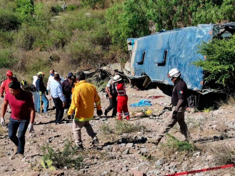 Seis muertos y 15 heridos al volcar autobús con migrantes en San Luis Potosí