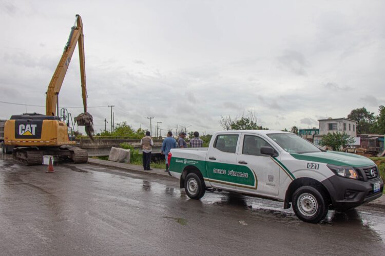 Continúan labores de desazolve de drenes para el pronto desagüe de colonias afectadas con lluvias