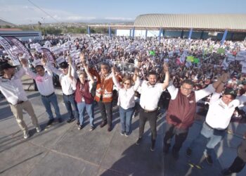 Recibe Américo Villarreal cuera tamaulipeca y bastón de mando en Tula