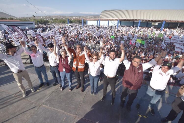 Recibe Américo Villarreal cuera tamaulipeca y bastón de mando en Tula