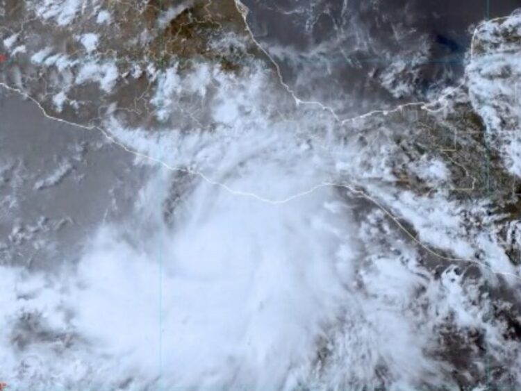 ‘Agatha’ se intensifica a huracán categoría 2 rumbo a Oaxaca