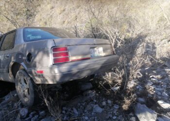 Muere chofer al caer auto a voladero en Tula