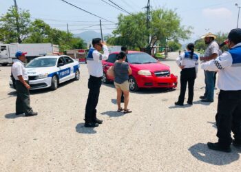 Camionero rebasa a auto y acaba chocándolo
