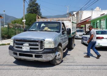 Aparatoso choque ocasiona chofer de camión
