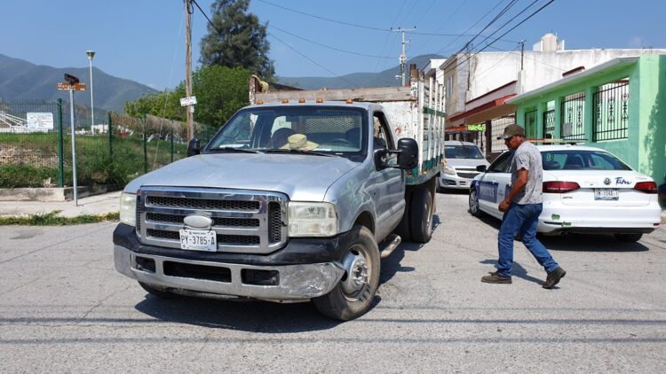 Aparatoso choque ocasiona chofer de camión