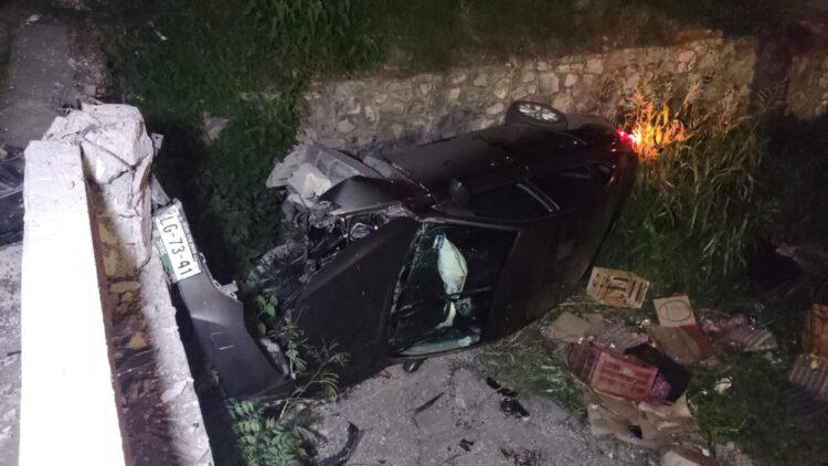 Auto cae a canal y conductora sale ilesa