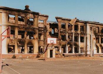 Condena ONU ataque a escuela en Ucrania: reportan decenas de muertos