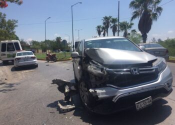 Cuatro lesionados en choque de microbús y camioneta
