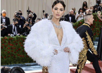 Eiza González impone el blanco y plumas en el MET Gala 2022