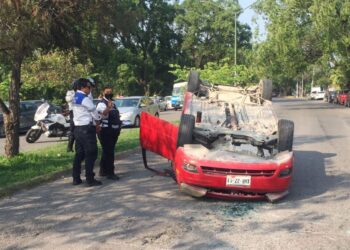 Choca y vuelca auto por ir hablando por teléfono en centro de Cd. Victoria