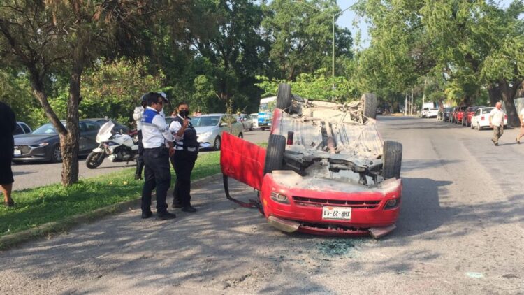 Choca y vuelca auto por ir hablando por teléfono en centro de Cd. Victoria