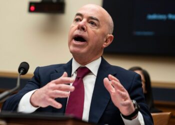 Reconoce Mayorkas que aumentará flujo migrantorio en frontera México-EU