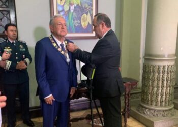 López Obrador recibe la Condecoración de la Orden del  Quetzal en Guatemala