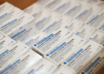 EU limita el uso de la vacuna contra Covid-19 de J&J por riesgo de coágulos sanguíneos