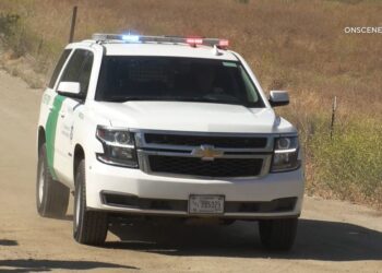 Volcadura deja tres migrantes lesiomdos en Texas