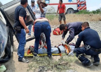Muere mujer al volcar camioneta en ruta Victoria-San Luis Potosí