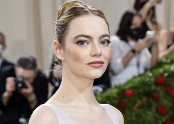 Emma Stone en la Met Gala todo una flapper moderna