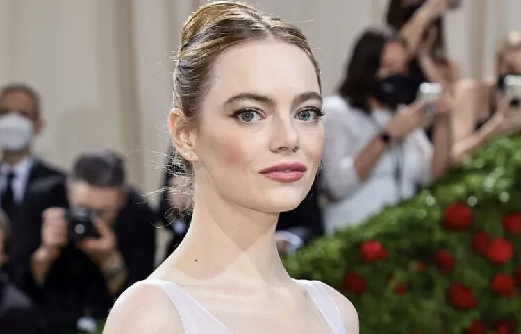 Emma Stone en la Met Gala todo una flapper moderna