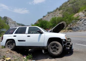 Familia herida al volcar camioneta en ruta Victoria-Jaumave