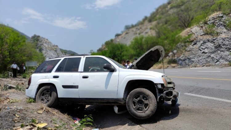 Familia herida al volcar camioneta en ruta Victoria-Jaumave