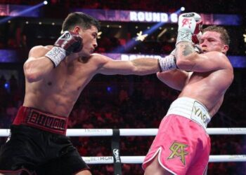 Canelo Álvarez es exhibido por Dmitry Bivol; pierde por decisión unánime