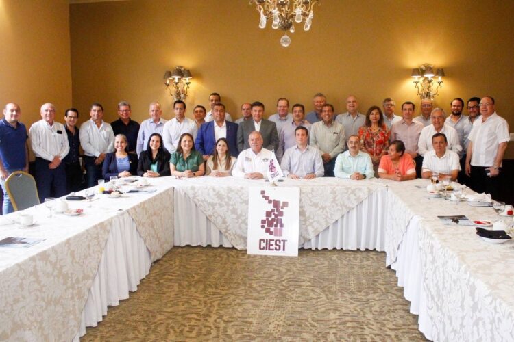 Invita Verástegui a empresarios al Comité de Compras del Gobierno