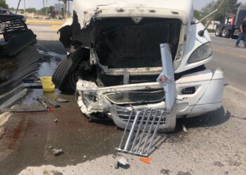 Tráiler arrastra camioneta y lesiona a seis personas