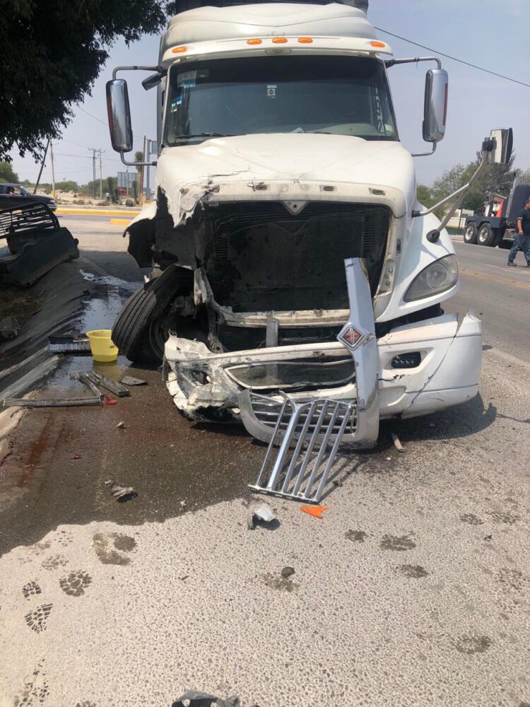 Tráiler arrastra camioneta y lesiona a seis personas