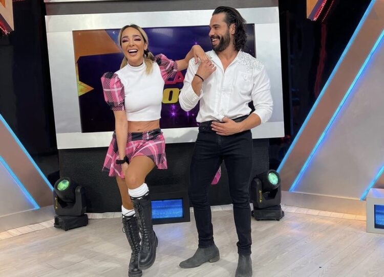 Manelyk González y Carlos Speitzer fueron captados besándose