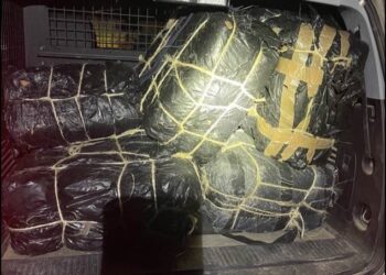 Abandona traficante camioneta con droga en el rio Bravo