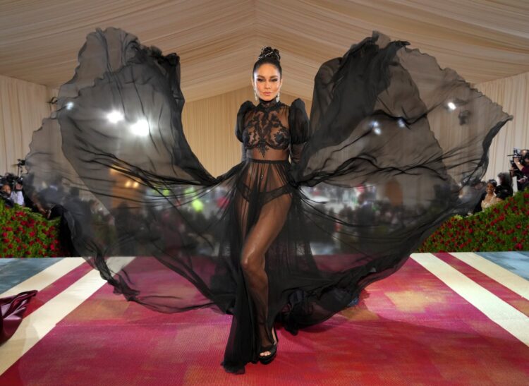 Vanessa Hudgens se lució en la MET Gala 2022