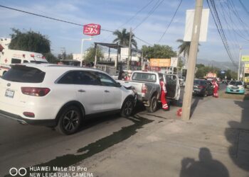 Cinco heridos en choque vehicular en Av. Del Valle en Cd. Victoria