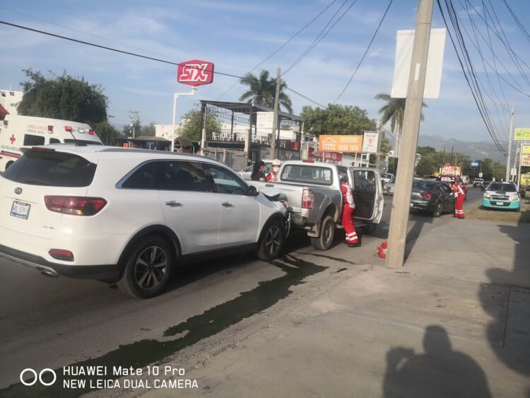 Cinco heridos en choque vehicular en Av. Del Valle en Cd. Victoria