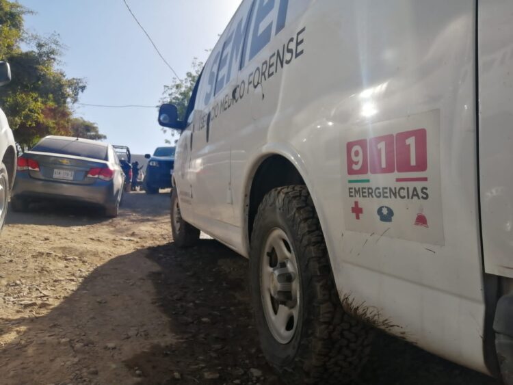 Hallan cadaver en camioneta sumergida en canal Humaya
